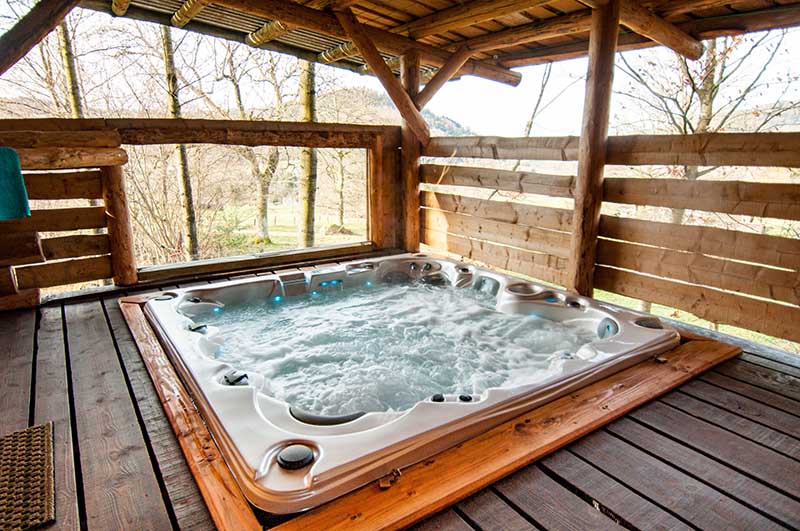 spa jacuzzi jardin cabane celeste gite vosges bleu vert4